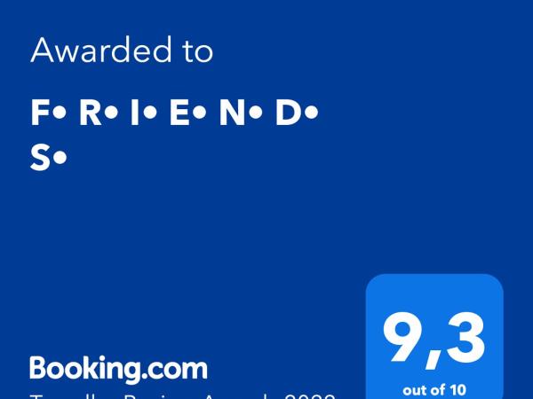 F• R• I• E• N• D• S• : photo 2 de la chambre chambre lit king-size avec balcon