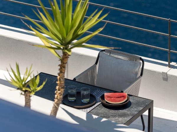 Porto Fira Suites : photo 2 de la chambre suite lune de miel avec vue sur caldera