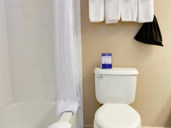 Best Western Plus Suites Downtown Calgary : photo 8 de la chambre suite lit queen-size avec baignoire spa