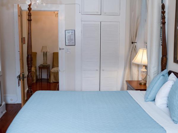 The Esplanade Guesthouse Mansion : photo 7 de la chambre chambre lit queen-size avec balcon