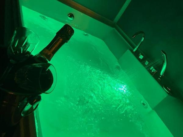 Via Trento 30 : photo 6 de la chambre suite lit king-size avec baignoire spa