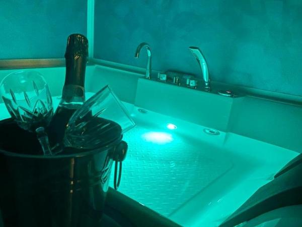 Via Trento 30 : photo 4 de la chambre suite lit king-size avec baignoire spa