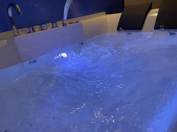 Via Trento 30 : photo 1 de la chambre suite lit king-size avec baignoire spa