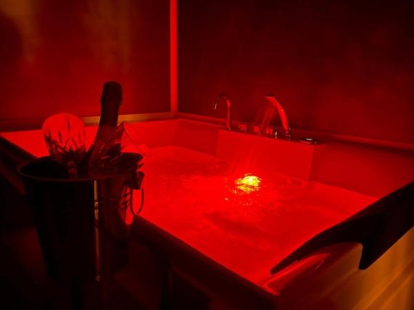 Via Trento 30 : photo 3 de la chambre suite lit king-size avec baignoire spa