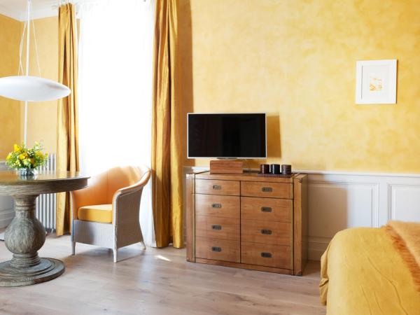 Chambres d'Hôtes Eden Ouest : photo 4 de la chambre suite jaune avec hammam privé