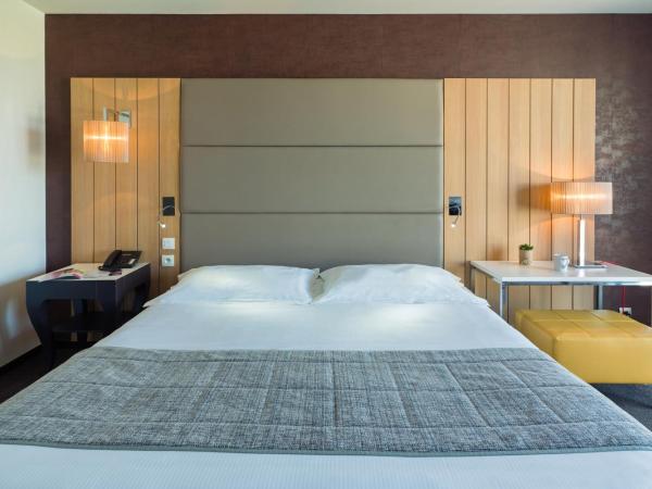 Thalasso Concarneau Spa Marin Resort : photo 1 de la chambre chambre double ou lits jumeaux supérieure avec vue latérale sur la mer