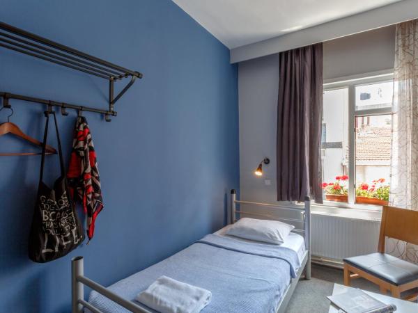 Hush Hostel Lounge : photo 1 de la chambre petite chambre simple avec salle de bains commune