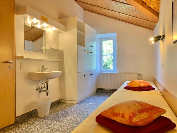 Hotel&Hostel Montarina : photo 4 de la chambre dortoir privé avec salle de bains commune (8 adultes)