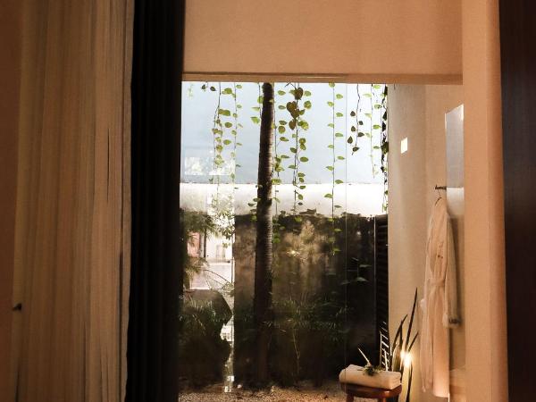 Casa de Las Palomas Boutique Hotel by Paloma's Hotels - Adults Only : photo 9 de la chambre chambre lit king-size - vue sur jardin