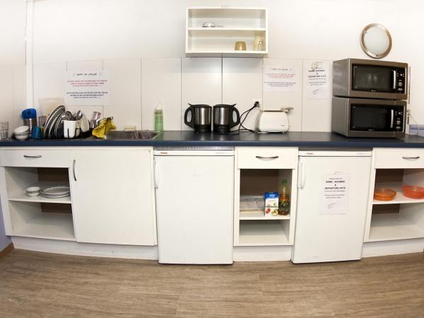 Happy Inn Lodge : photo 1 de la chambre chambre quadruple avec salle de bains commune