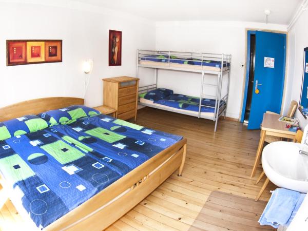 Happy Inn Lodge : photo 10 de la chambre chambre quadruple avec salle de bains commune