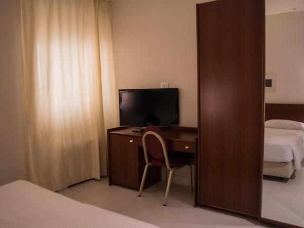 Hotel Mediterraneo : photo 4 de la chambre chambre triple