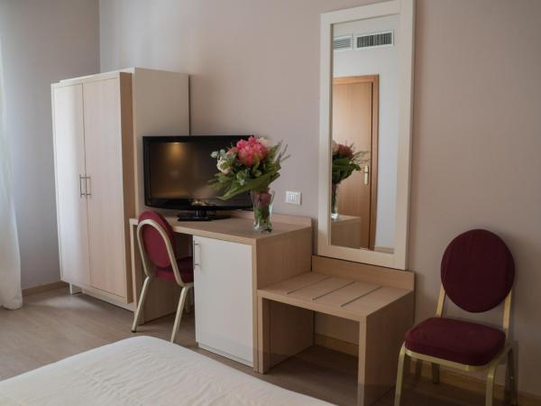 Hotel Mediterraneo : photo 2 de la chambre chambre double ou lits jumeaux