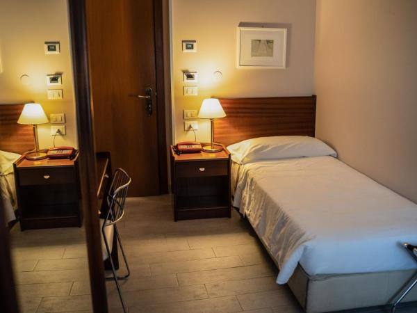 Hotel Mediterraneo : photo 3 de la chambre chambre simple