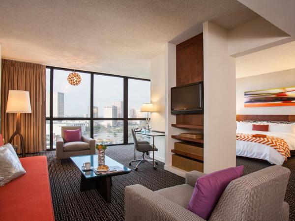 Hotel Derek Houston Galleria : photo 1 de la chambre suite lit king-size avec vue