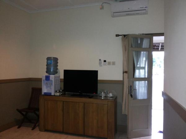 Ndalem Suratin Guesthouse : photo 6 de la chambre chambre deluxe double ou lits jumeaux