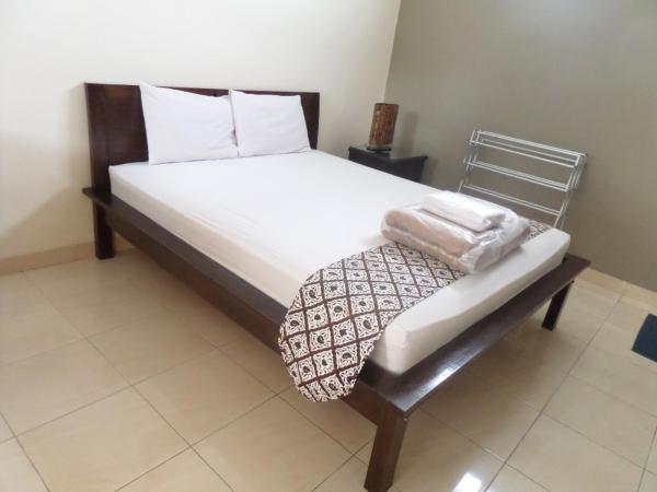 Ndalem Suratin Guesthouse : photo 4 de la chambre chambre double ou lits jumeaux standard