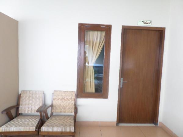 Ndalem Suratin Guesthouse : photo 6 de la chambre chambre double ou lits jumeaux standard