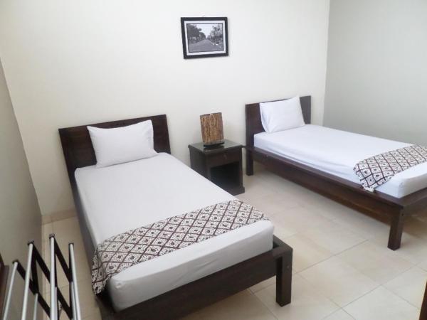Ndalem Suratin Guesthouse : photo 7 de la chambre chambre double ou lits jumeaux standard