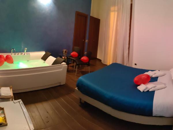 Via Trento 30 : photo 5 de la chambre suite lit king-size avec baignoire spa