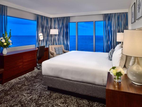 Sonesta Fort Lauderdale Beach : photo 1 de la chambre chambre lit king-size d'angle privilège avec vue océan