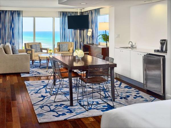 Sonesta Fort Lauderdale Beach : photo 1 de la chambre suite master océan avec lit king-size accessible aux personnes à mobilité réduite ou malentendantes - douche accessible en fauteuil roulant