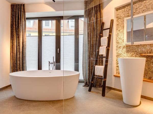 Hotel im Bunker : photo 10 de la chambre studio supérieur avec terrasse et jardin