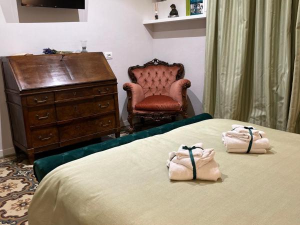 Antica dimora lamarmora : photo 10 de la chambre chambre lit king-size avec baignoire spa