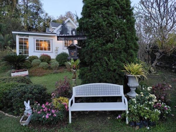 Baan JaoKorKluay บ้านเจ้ากอกล้วย : photo 2 de la chambre chambre lit king-size - vue sur jardin