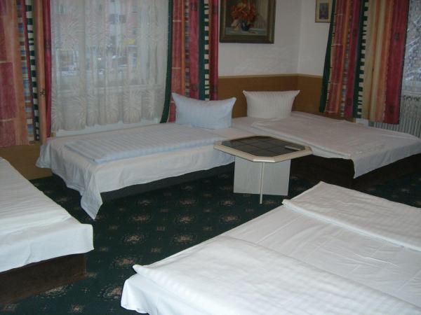 Hotel Messe am Funkturm : photo 2 de la chambre chambre 6 lits 