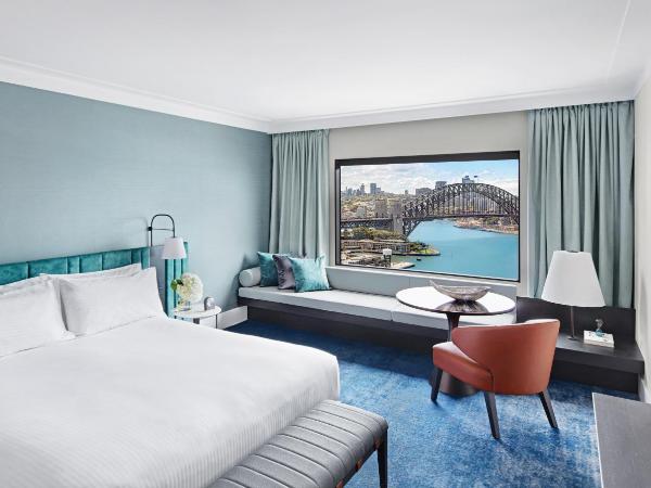 InterContinental Sydney, an IHG Hotel : photo 1 de la chambre hébergement avec 1 lit king-size -  vue sur pont de sydney