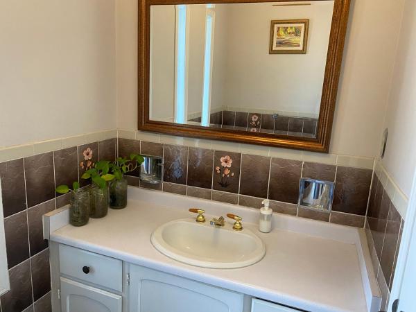 Comfort Stays near Toronto Airport : photo 1 de la chambre chambre lit queen-size - vue sur jardin