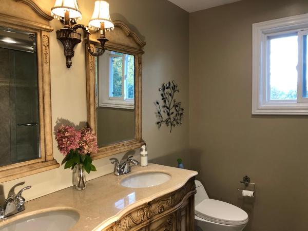 Comfort Stays near Toronto Airport : photo 3 de la chambre chambre lit queen-size - vue sur jardin