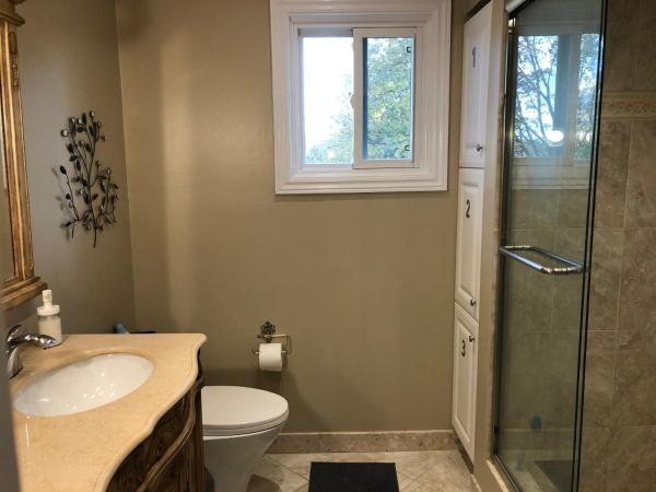 Comfort Stays near Toronto Airport : photo 4 de la chambre chambre lit queen-size - vue sur jardin