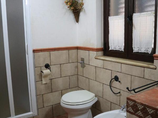 B&B Villa Giusy : photo 5 de la chambre chambre double ou lits jumeaux avec salle de bains privative