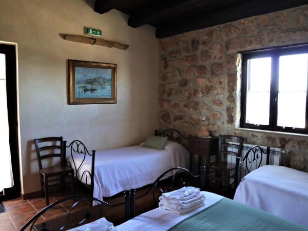 B&B Villa Giusy : photo 8 de la chambre chambre quadruple avec salle de bains privative