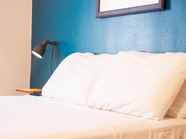 11th Avenue Hostel : photo 2 de la chambre chambre double avec salle de bains