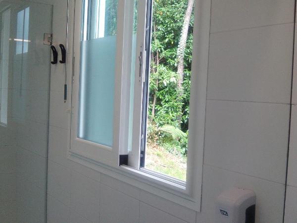 Albergue/Auberge ULIA Youth Hostel : photo 3 de la chambre chambre quadruple avec salle de bains