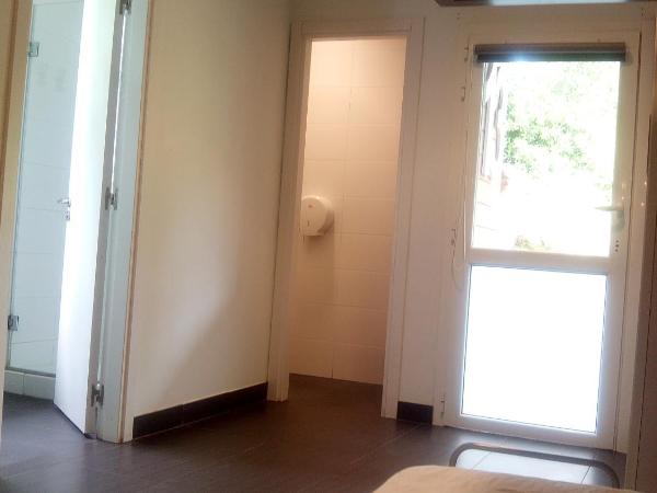 Albergue/Auberge ULIA Youth Hostel : photo 1 de la chambre chambre quadruple avec salle de bains