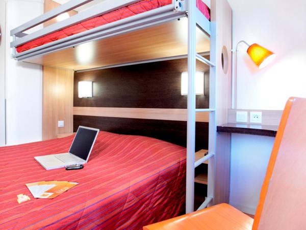 Premiere Classe Valenciennes Sud - Rouvignies : photo 2 de la chambre chambre triple (1 lit double et 1 lit simple)