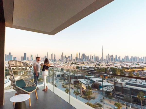 Hyatt Centric Jumeirah Dubai : photo 6 de la chambre chambre lit king-size avec balcon - vue sur ville