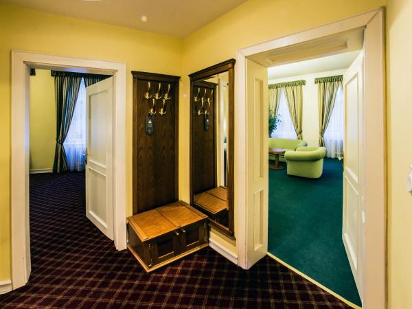 Hotel Dvorak Cesky Krumlov : photo 4 de la chambre suite familiale avec balcon