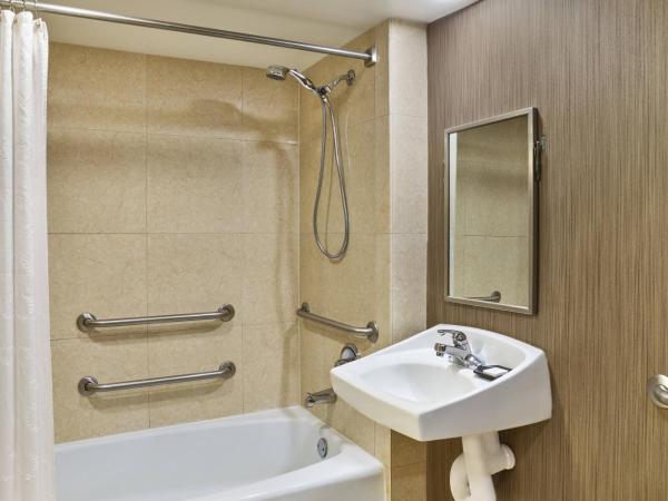 Courtland Grand Hotel, Trademark Collection by Wyndham former Sheraton Atlanta : photo 4 de la chambre queen room with mobility/hearing access and bathtub with grab bars, non-smoking