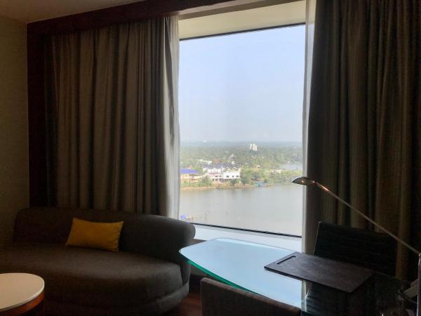 Crowne Plaza Kochi, an IHG Hotel : photo 5 de la chambre chambre lit king-size standard - vue sur backwaters