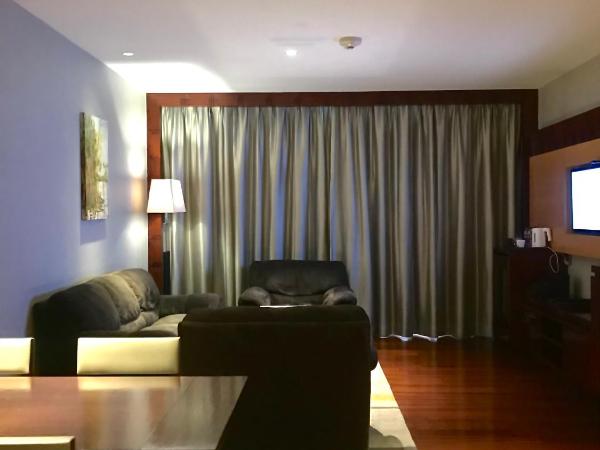 Crowne Plaza Kochi, an IHG Hotel : photo 5 de la chambre suite exécutive king-size - vue sur backwater - non-fumeurs