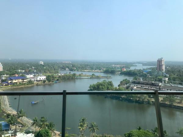 Crowne Plaza Kochi, an IHG Hotel : photo 2 de la chambre suite exécutive king-size - vue sur backwater - non-fumeurs