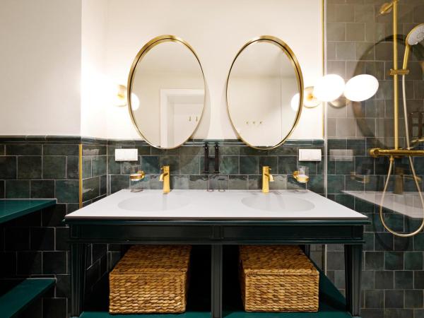 numa l Mozart : photo 4 de la chambre extra large room with bathtub and separate living area with sofa bed