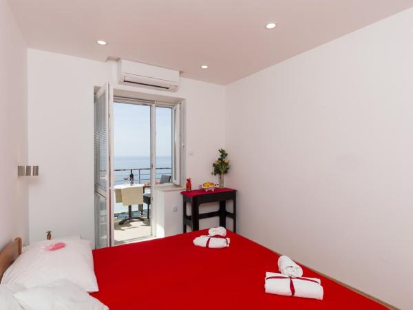 Guesthouse Home Sweet Home : photo 5 de la chambre chambre double supérieure avec balcon - vue sur mer