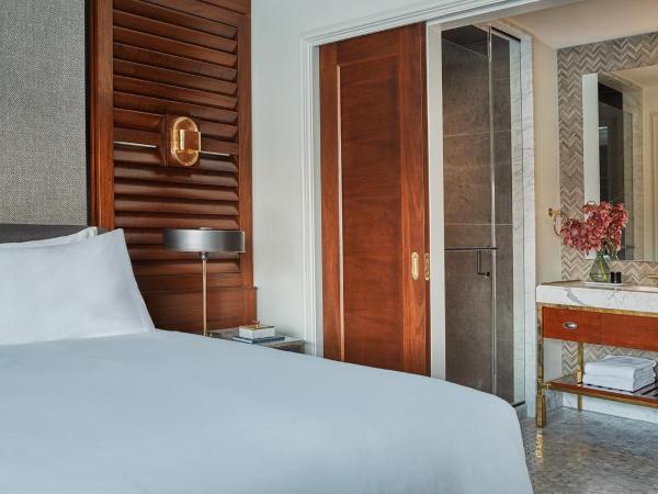 Sagamore Pendry Baltimore : photo 3 de la chambre hébergement lit king-size avec terrasse - côté cour