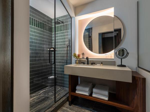 Thompson Denver, by Hyatt : photo 7 de la chambre chambre lit king-size - vue sur ville